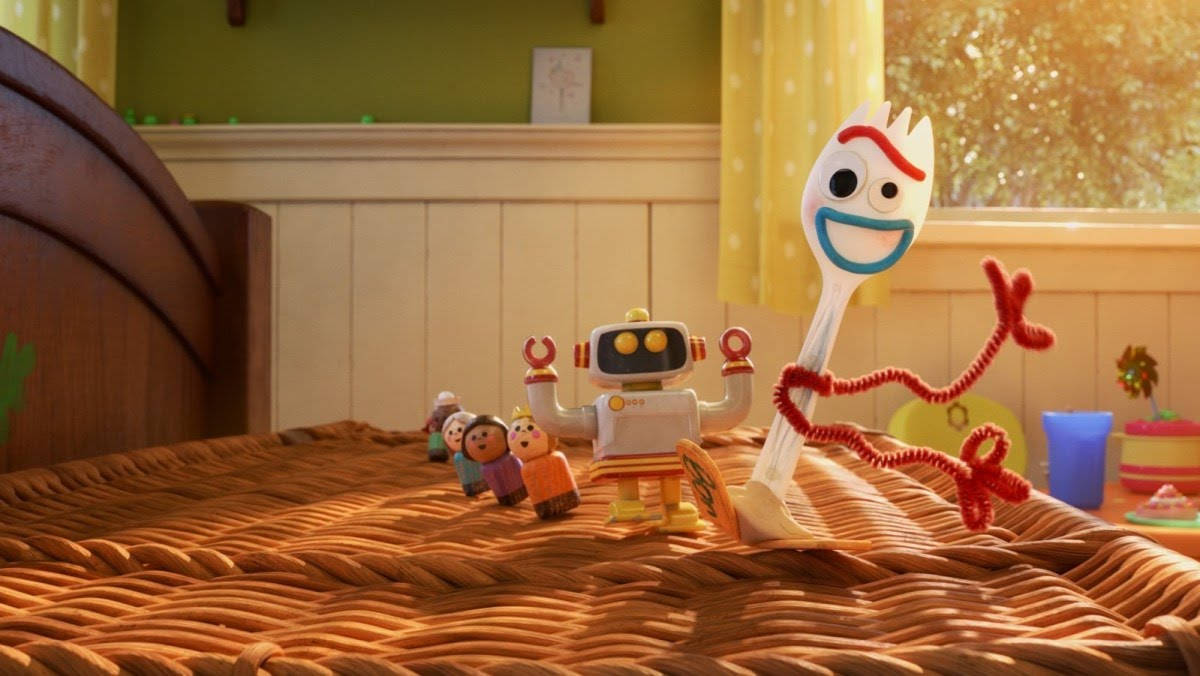 玩具總動員 Forky 與機器人 壁紙 — 一個開心的動畫叉子角色，擁有紅色意粉手腳，站在編織床罩上，旁邊有一個小機械人和玩具公仔，在陽光充足的兒童房裏。