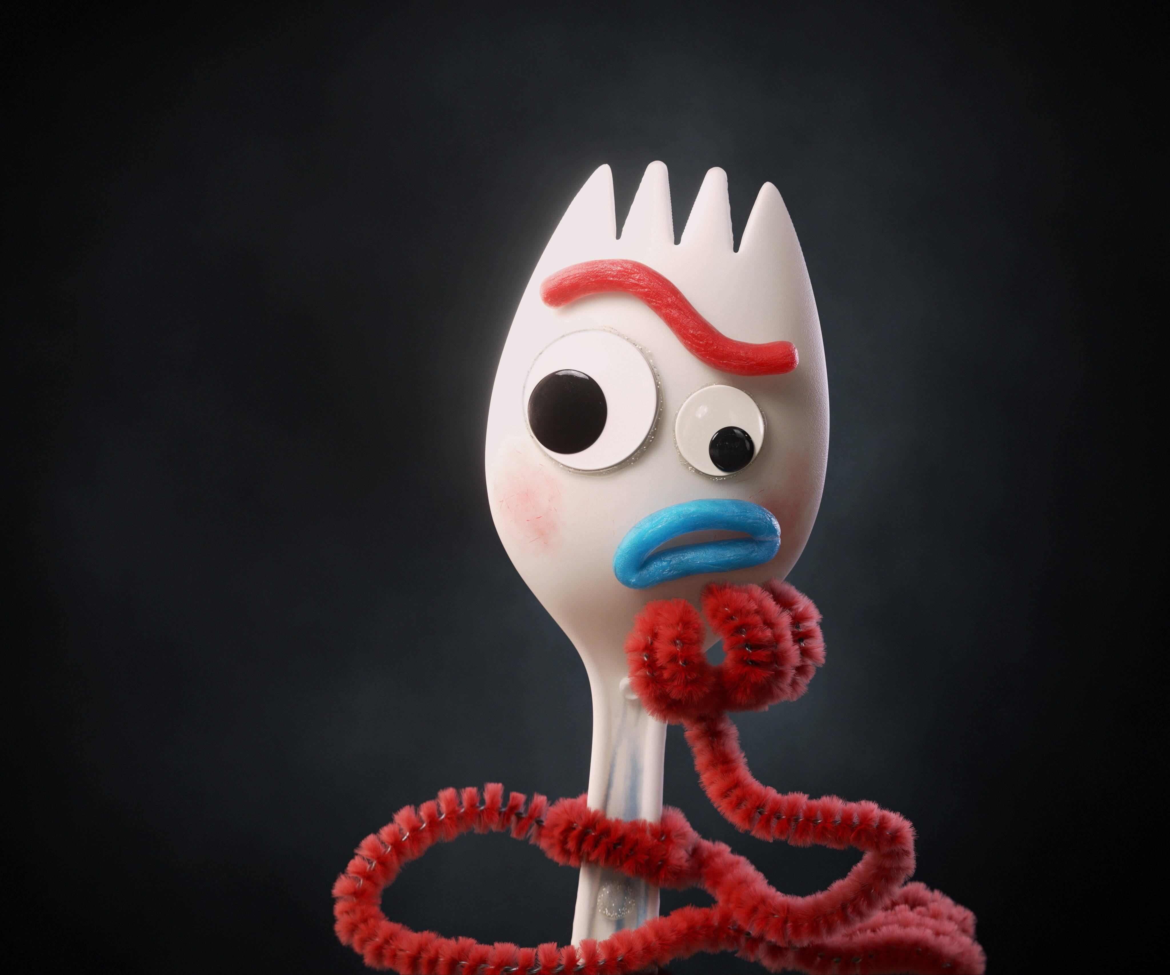 玩具總動員 Forky 電影系列 壁紙 — 一個古怪的白色塑膠叉子，有凸眼、藍色嘴唇和紅色通渠刷頭髮，站在陰暗的背景前。