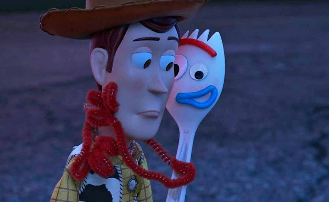 玩具總動員 Forky與Woody 壁紙 — 牛仔玩具胡迪站在一個微笑的叉子角色旁邊，該角色有紅色煙斗通條鬍子，背景是暗藍色。