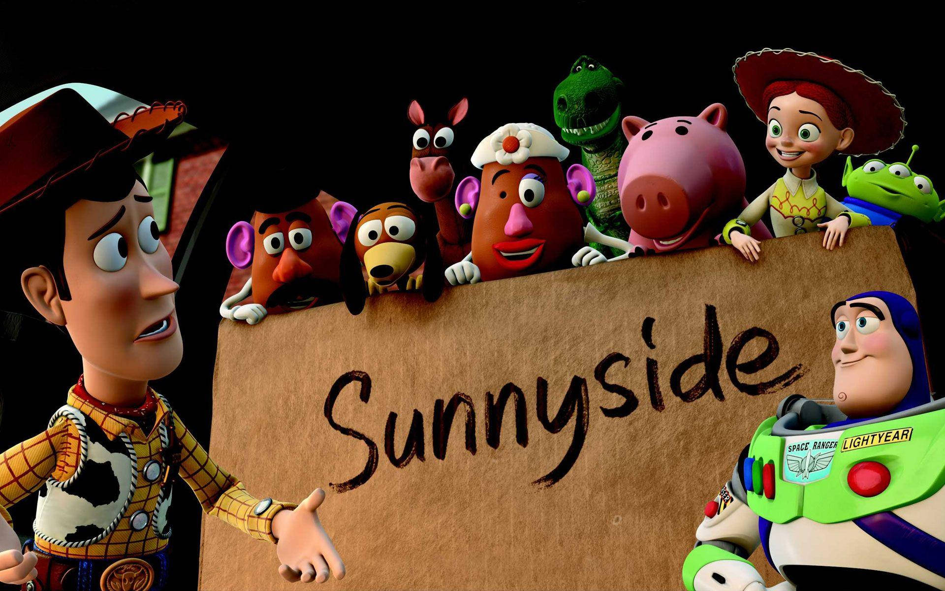 玩具總動員3 陽光樂園標誌 壁紙 — 反斗奇兵角色聚集在寫著 Sunnyside 的紙板標誌後面，胡迪和巴斯光年在前面。