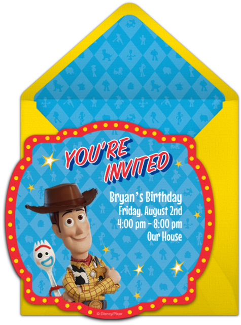 玩具總動員主題生日邀請卡 壁紙 — 色彩繽紛的Toy Story生日邀請函，上有胡迪與叉奇，裝在黃色信封內，內裡為藍色圖案。