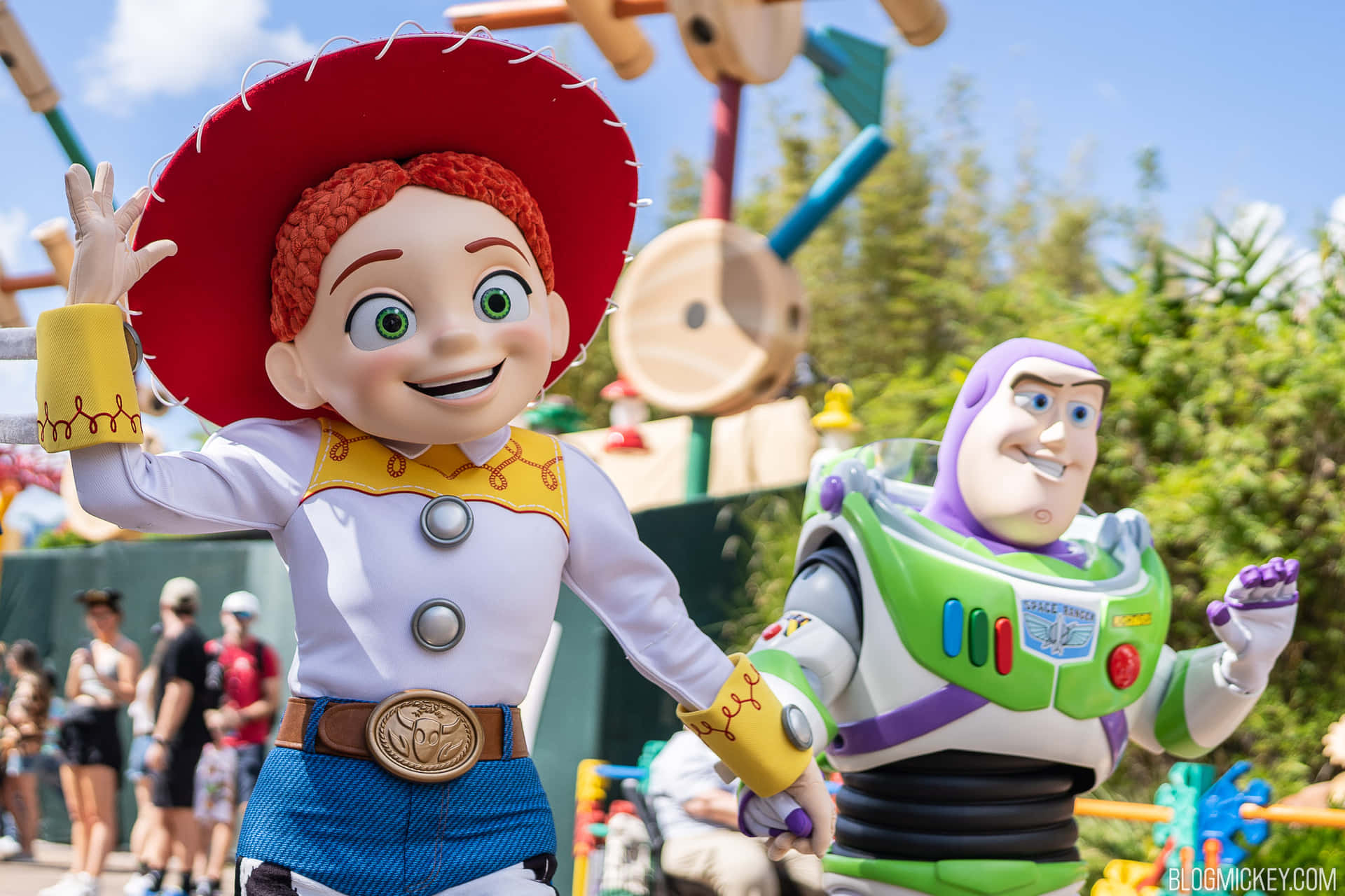 《反斗奇兵》的 Jessie 和巴斯光年在主題公園向遊客揮手。