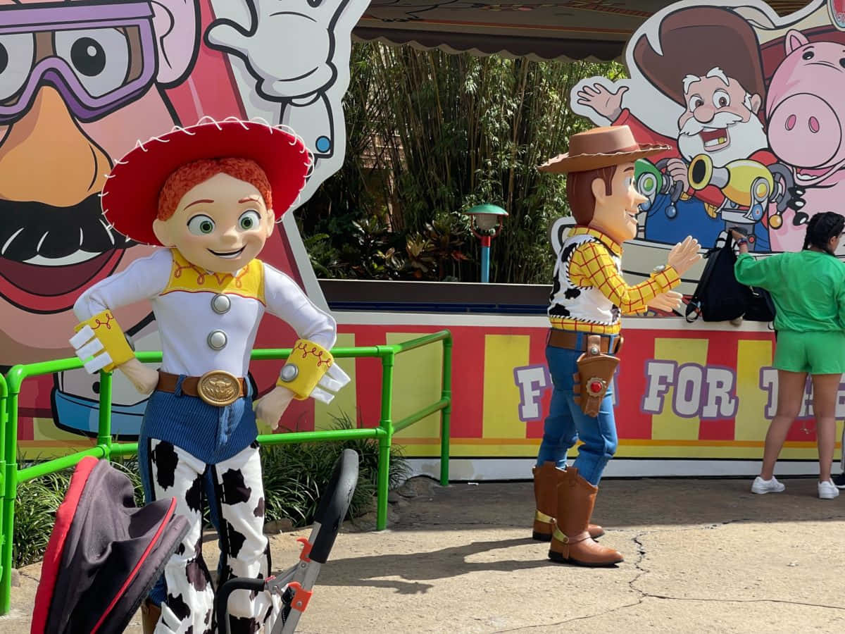 喺主題公園著住戲服嘅《反斗奇兵》角色 Woody 同 Jessie。
