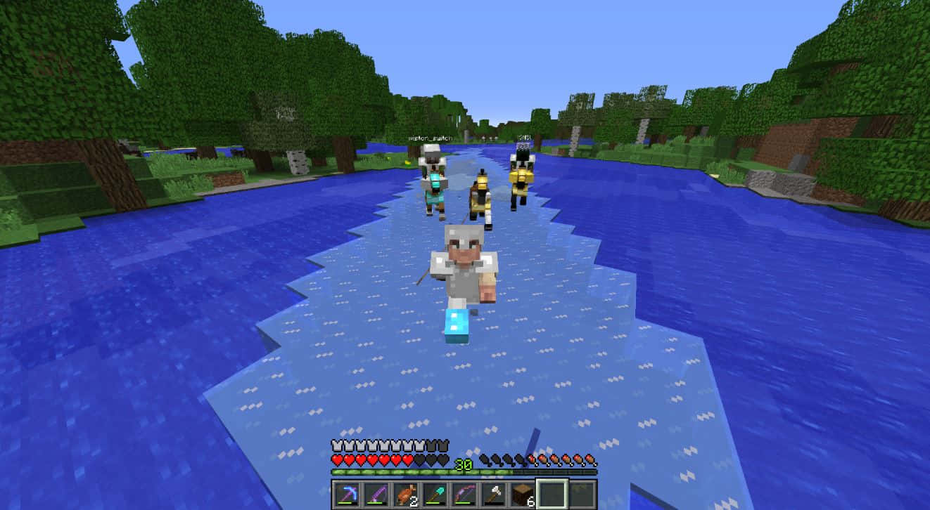 Minecraft Survival 桌布 壁紙 — 玩家喺晴朗藍天下，沿住兩岸樹木林立嘅Minecraft像素河流航行。