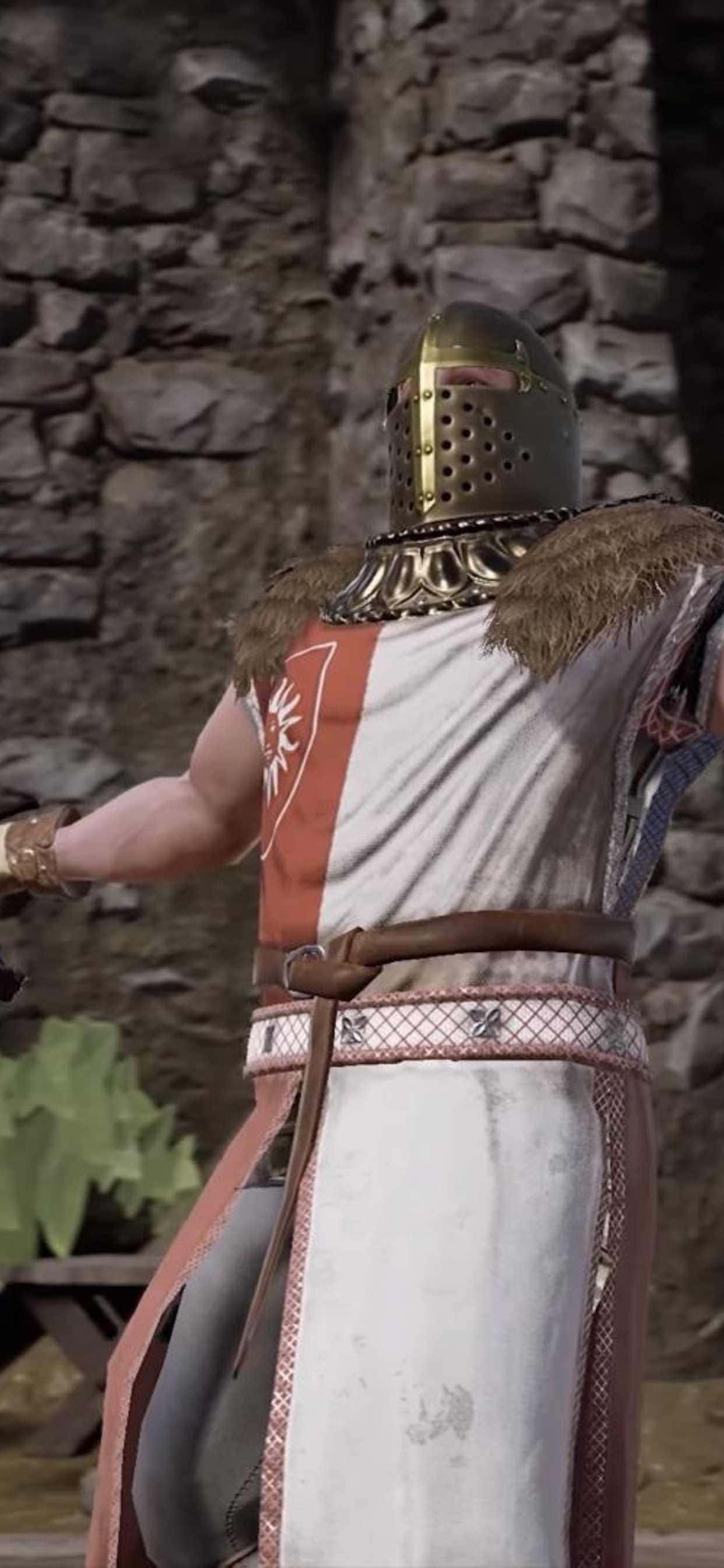 玩家在 iPhone Xs Max 上策劃戰術，享受《Mordhau》遊戲 壁紙 — 一位身穿精細盔甲的中世紀騎士站在石牆前，肩部飾有毛皮，頭盔帶有眼縫。