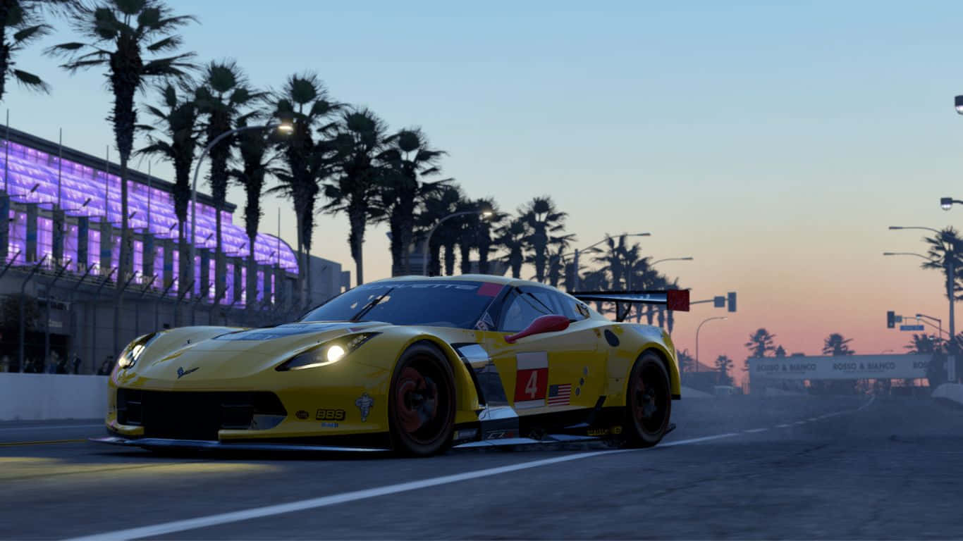 玩家在 Project Cars 中挑戰極限 壁紙 — 一輛黃色賽車在黃昏時分沿著賽道飛馳，背景有棕櫚樹和紫色燈光的建築物。