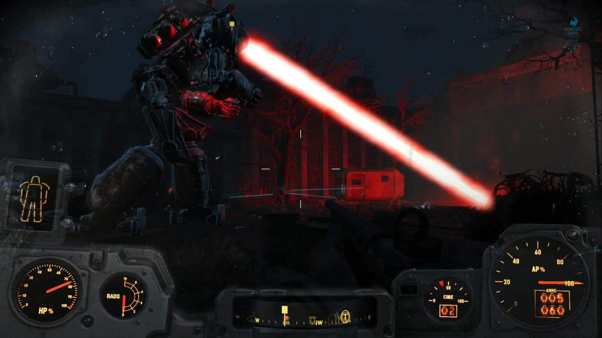 Liberty Prime 桌布 壁紙 — 玩家在夜晚黑暗的廢墟城市景觀中，將武器瞄準一個高大的紅眼機械人。