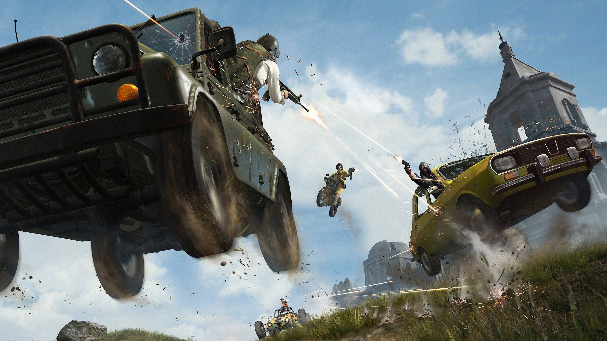 Playerunknown's Battlegrounds 桌布 壁紙 — 玩家在明亮的藍天下，在教堂附近的草坡上空中的車輛中進行戰鬥，伴隨著槍火和爆炸。