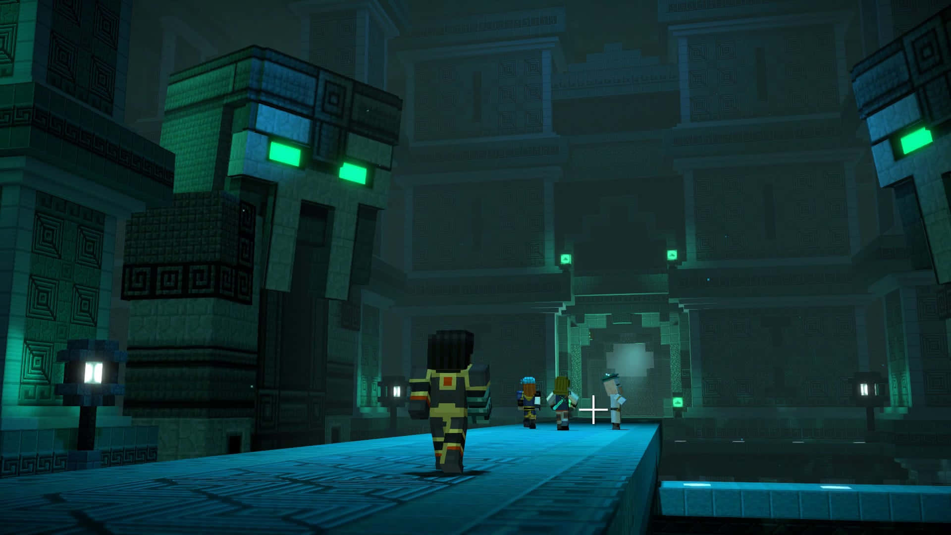 Minecraft Story Mode 桌布 壁紙 — 玩家在藍色環境光下探索一個昏暗的Minecraft神廟，其中有發光的綠色眼睛和石柱。