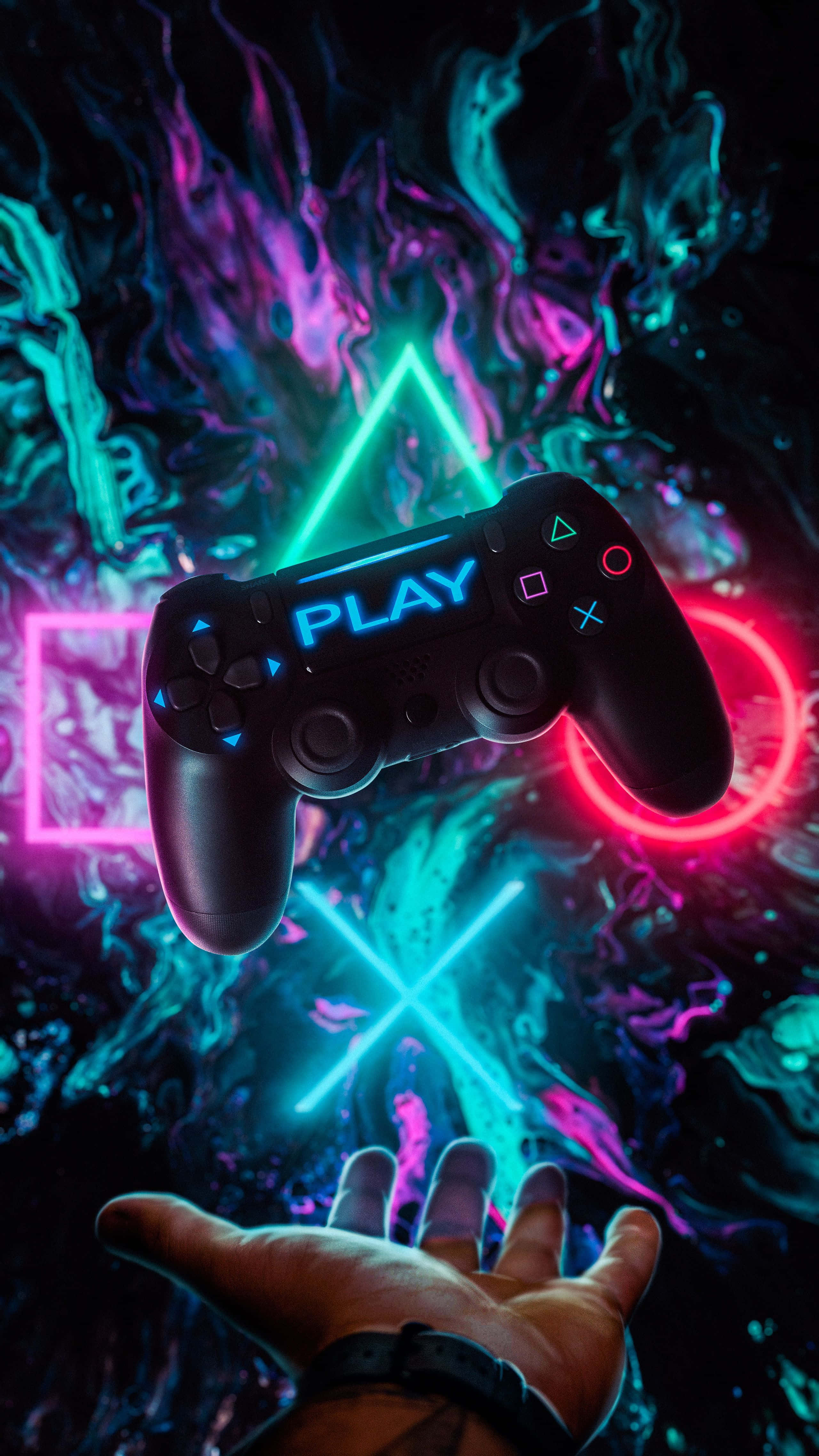 玩家的遙控器 壁紙 — 一隻手伸向一個發光的PlayStation控制器，漂浮在旋轉的霓虹幾何形狀中。