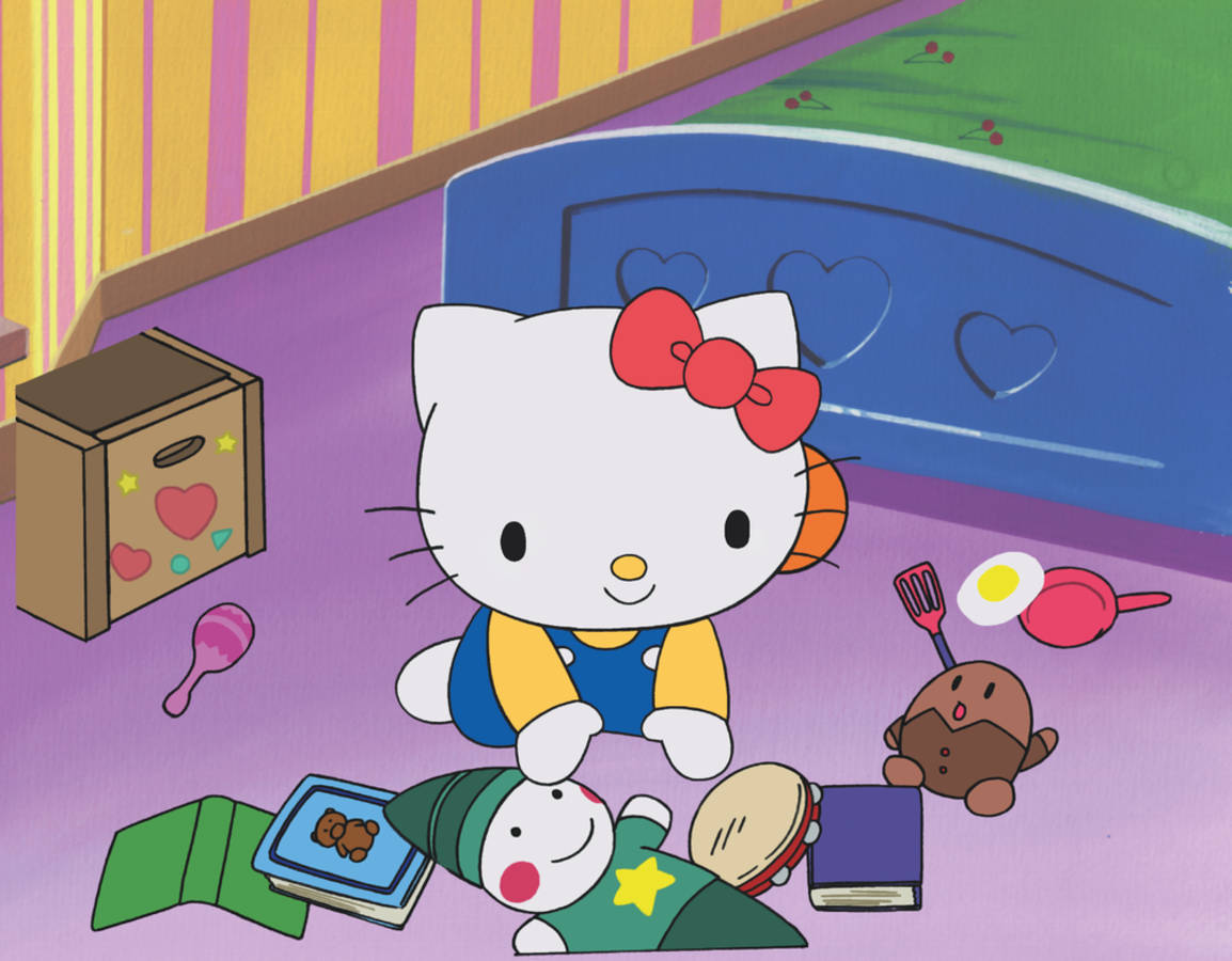 玩耍中的Hello Kitty卡通頭像 壁紙 — Hello Kitty 開心咁坐喺紫色地板上面，周圍有玩具同色彩繽紛嘅條紋牆紙。