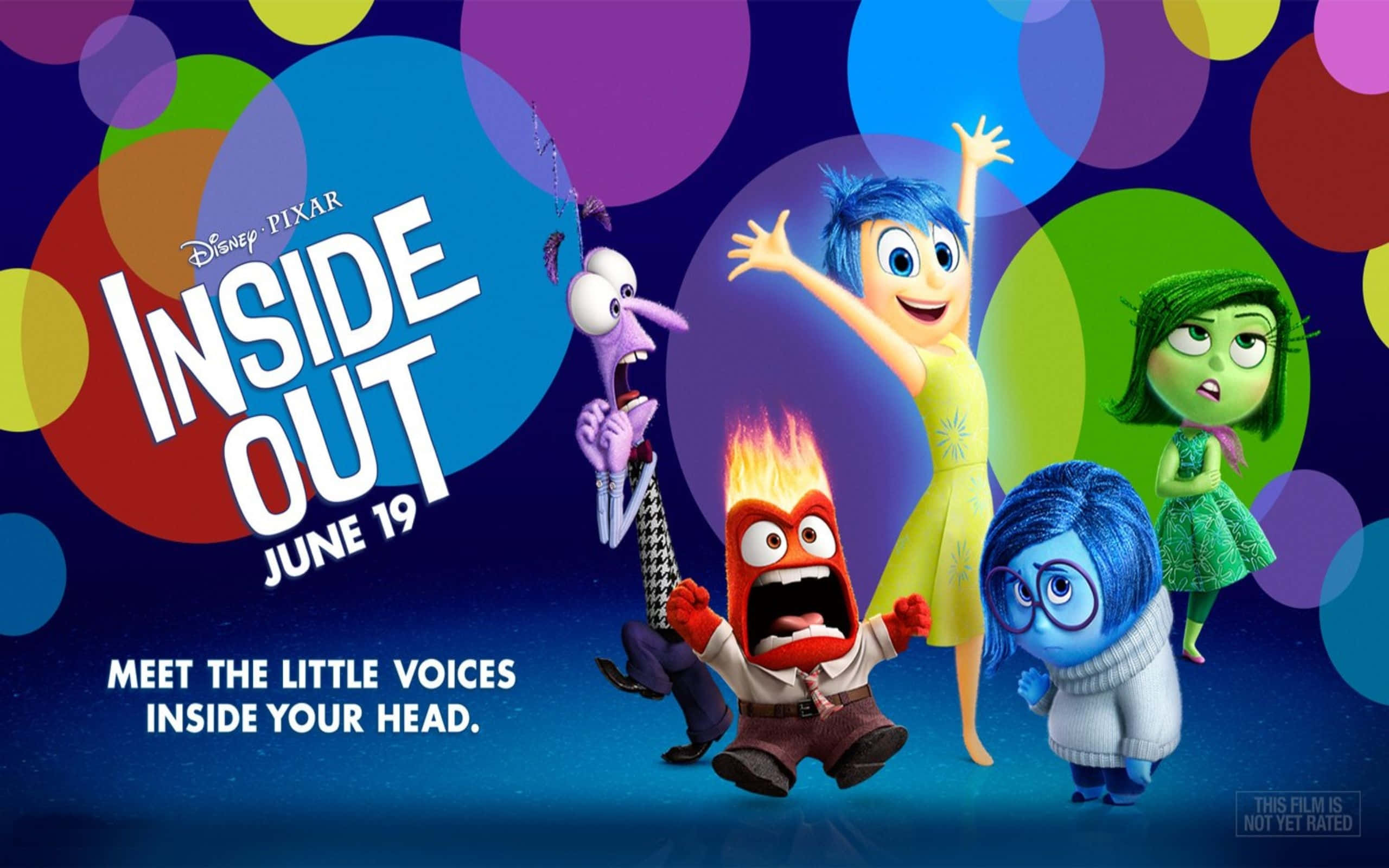Inside Out 桌布 壁紙 — 《玩轉腦朋友》中充滿活力的動畫角色在彩色泡泡背景前愉快地擺姿勢，並帶有電影標題文字。