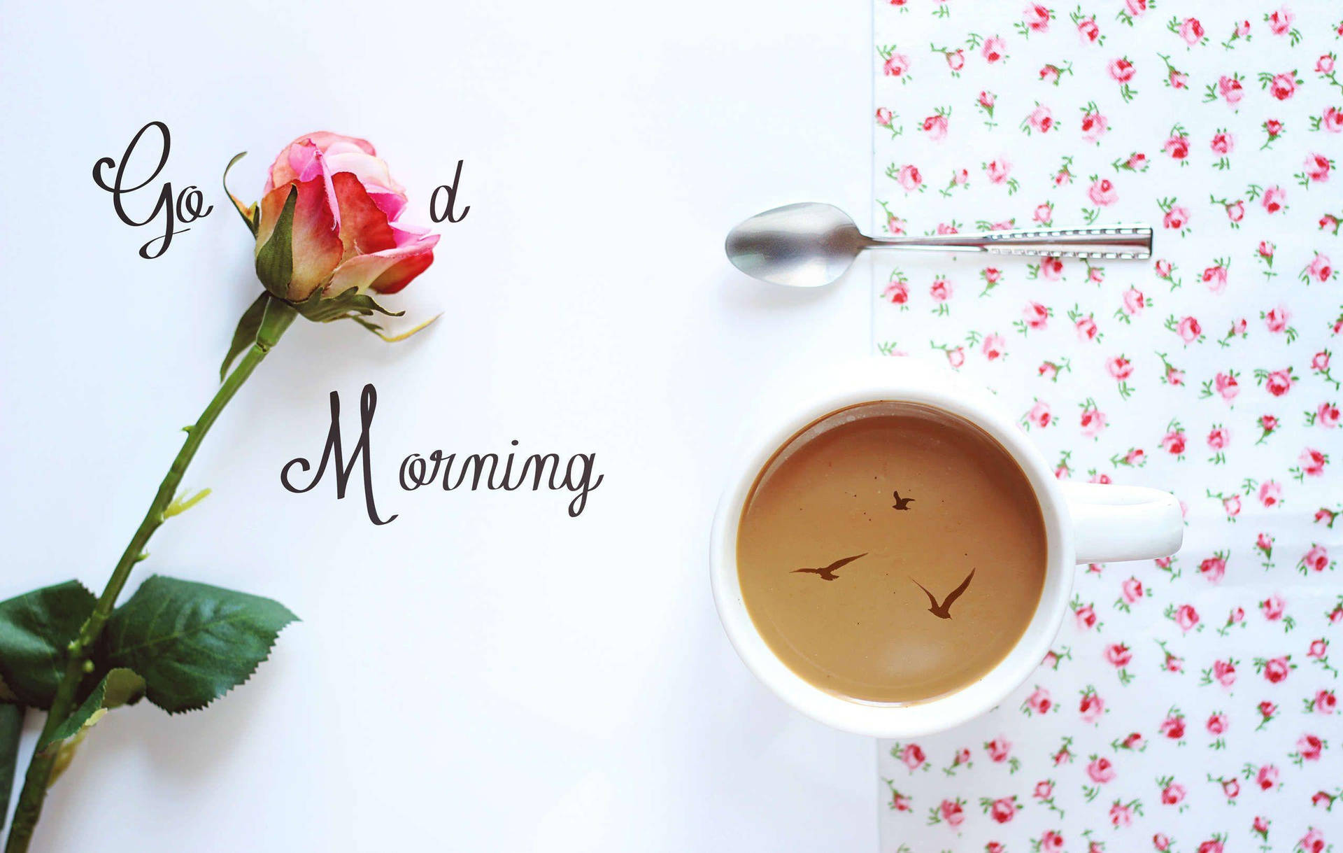 咖啡杯帶有鳥類剪影，旁邊有粉紅玫瑰和「Good Morning」文字。