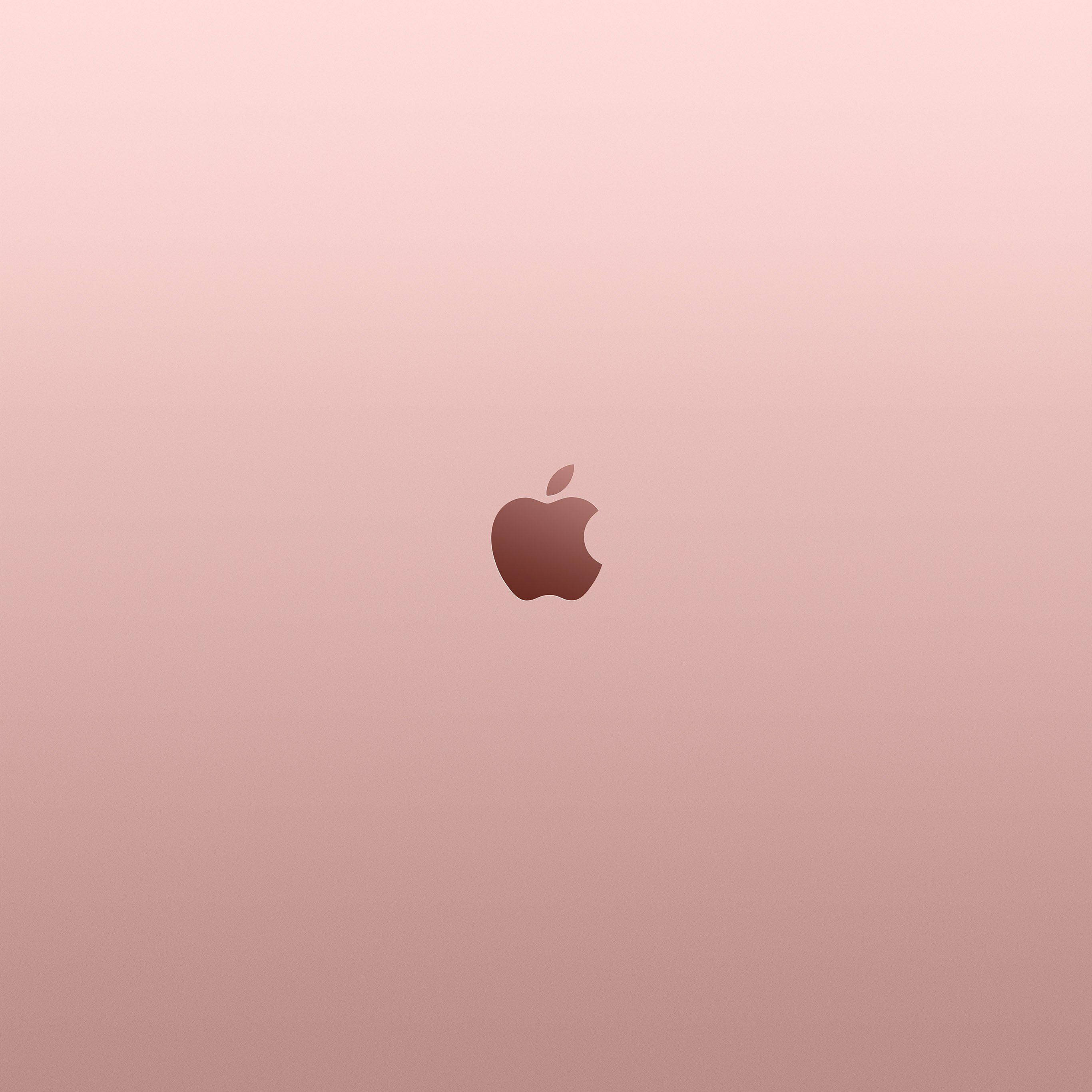 玫瑰金色筆記型電腦，啞光表面中央帶有 Apple 標誌