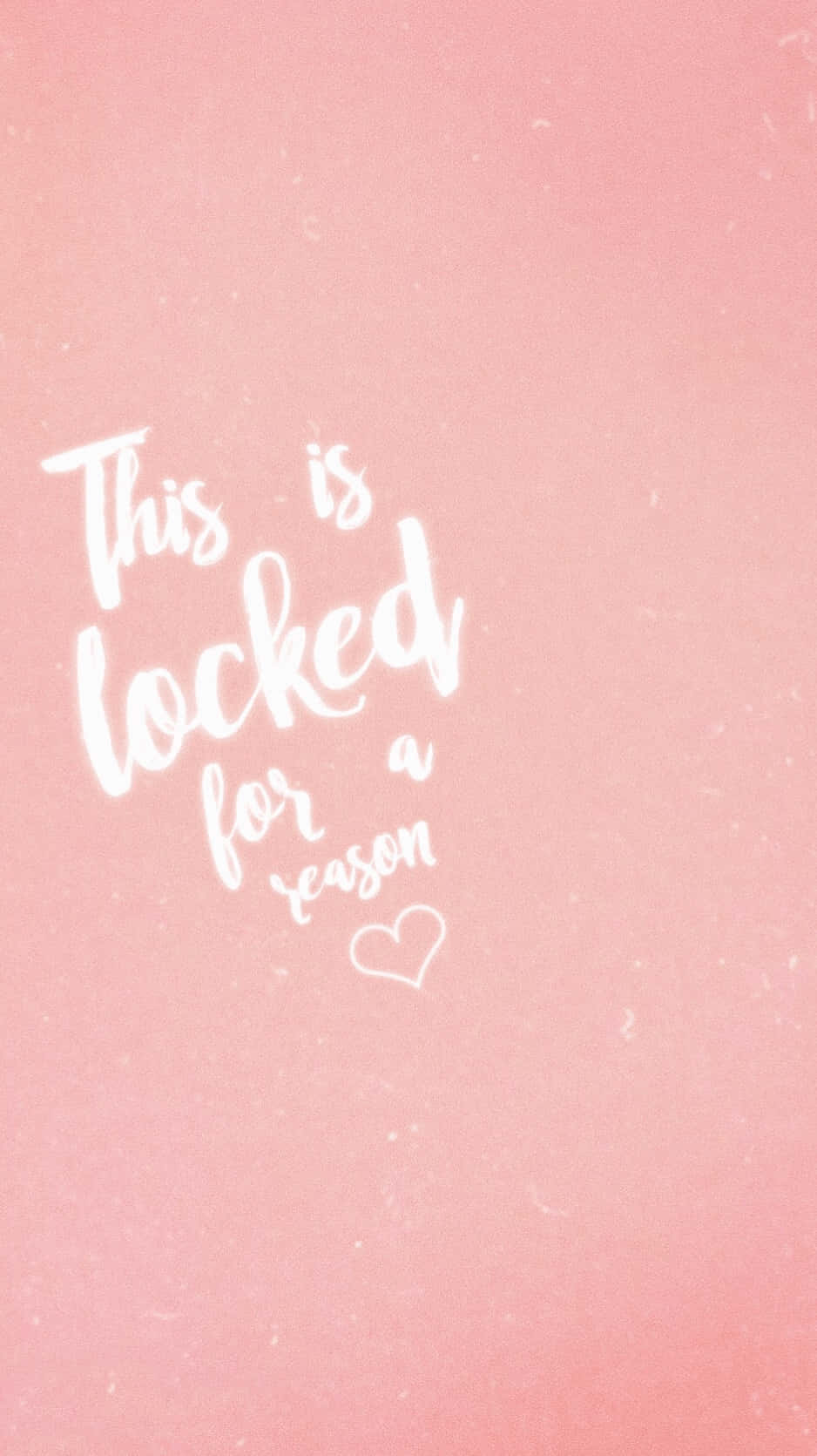 玫瑰金之美 ♥ 壁紙 — 柔軟粉紅色紋理背景，帶有白色手寫文字「This is locked for a reason」和一個小心形。