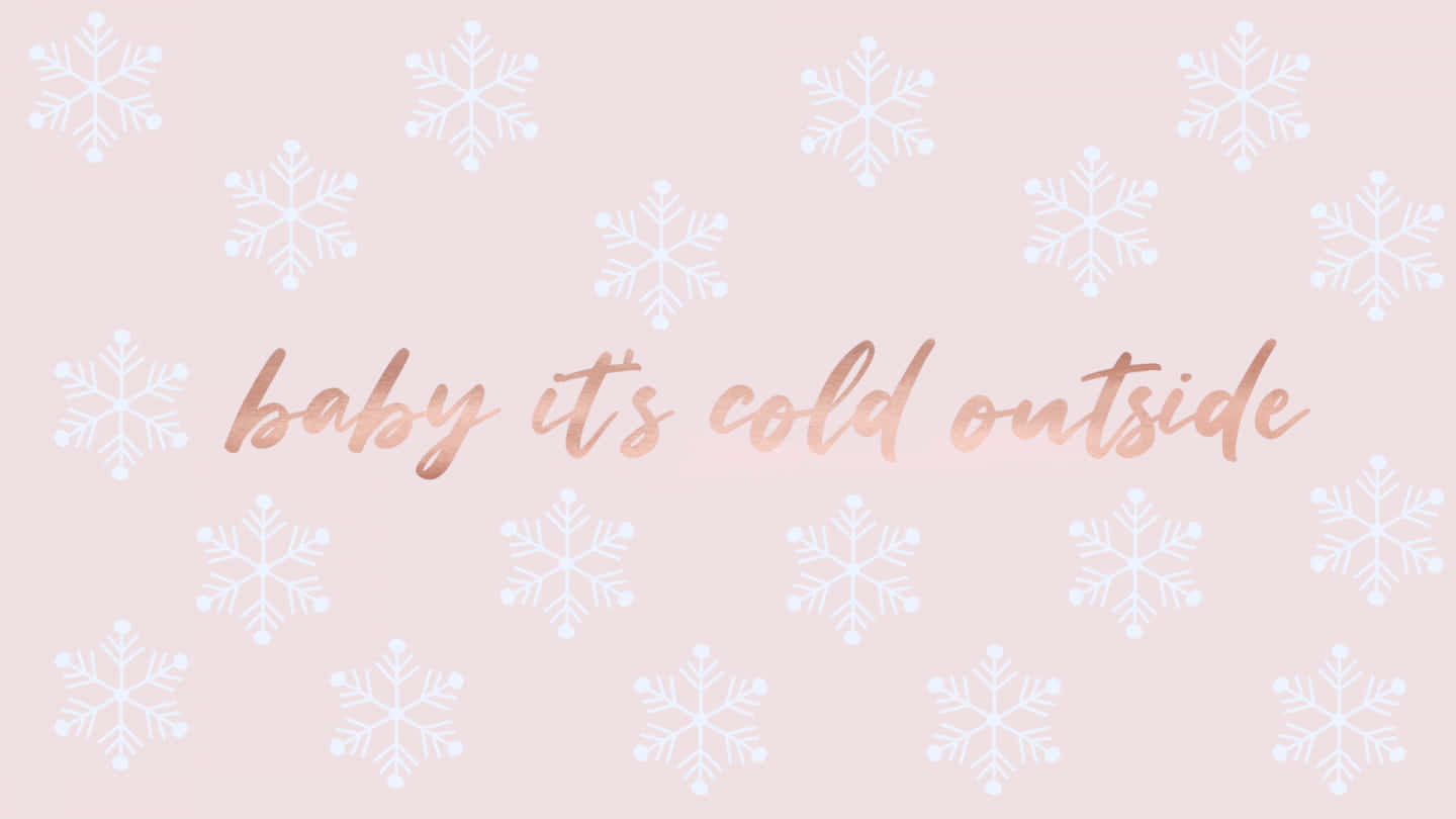 粉紅色牆紙，帶有白色雪花和玫瑰金色文字，寫著 baby it's cold outside。