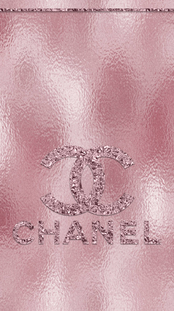 玫瑰金香奈兒標誌 壁紙 — 奢華的玫瑰金紋理表面，帶有閃閃發光的 Chanel 標誌和品牌名稱，細節閃爍。