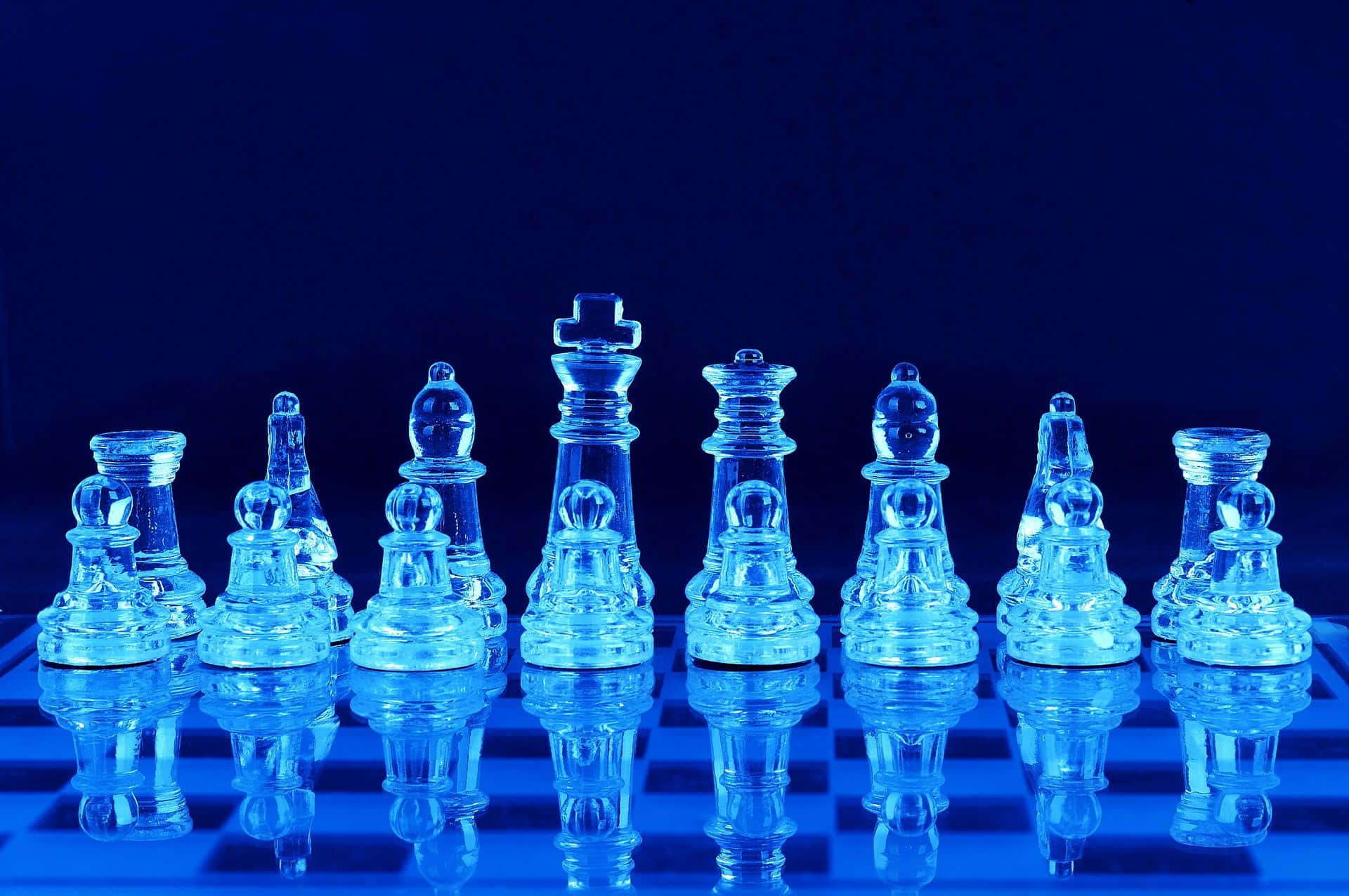 Profile 桌布 壁紙 — 玻璃國際象棋棋子喺反射板上發出電藍色光芒，背景係深藍色。