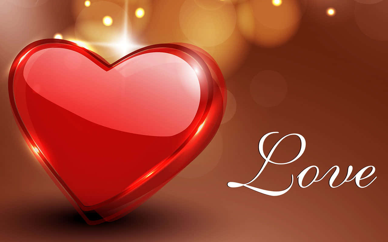 一個帶有金色燈光和斜體Love字樣的光澤紅色心形。