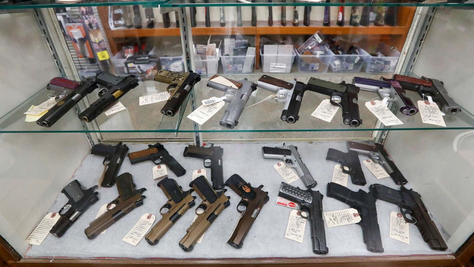 玻璃櫃中展示的槍械 壁紙