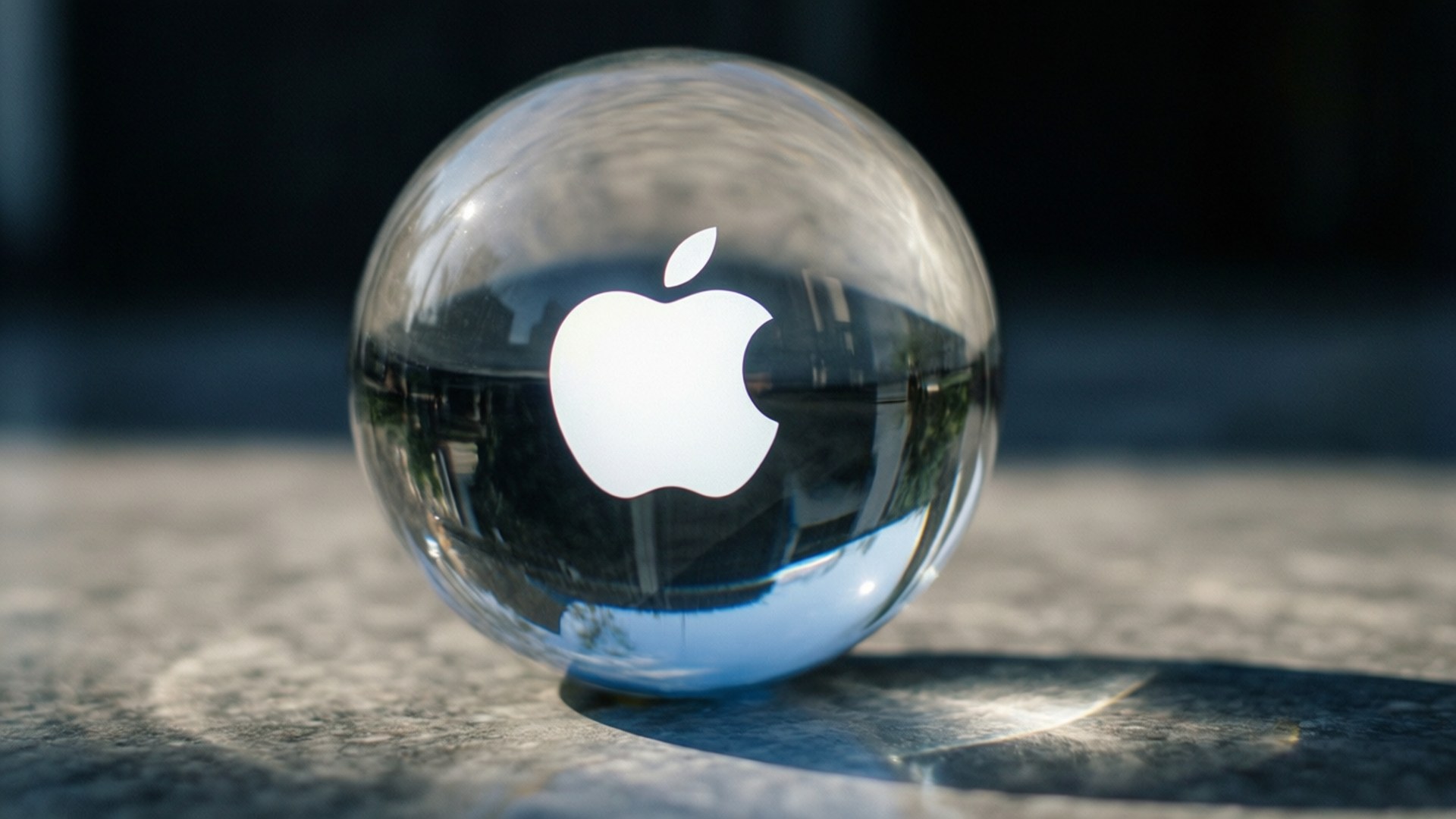 Apple標誌反射在石頭表面上的玻璃球中。