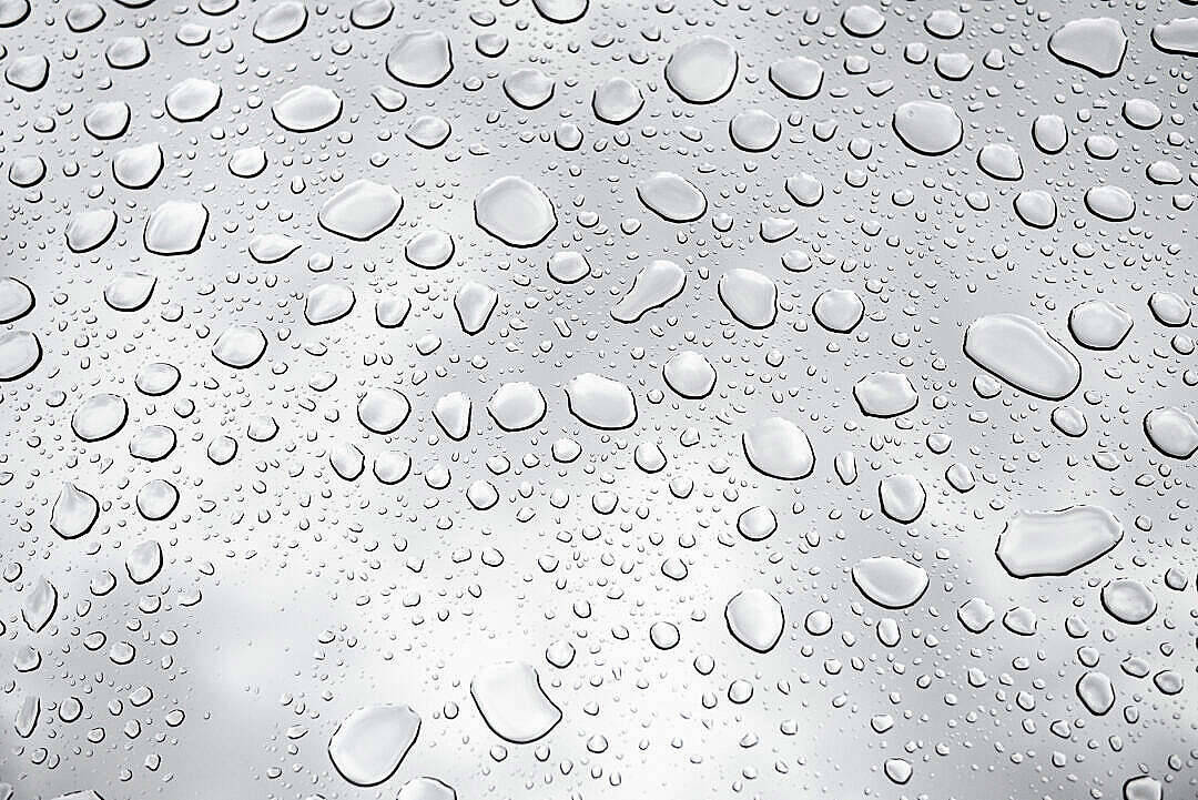 玻璃窗上的雨滴 壁紙 — 無數閃亮的水珠依附在光滑反射表面上的特寫，光線柔和擴散。