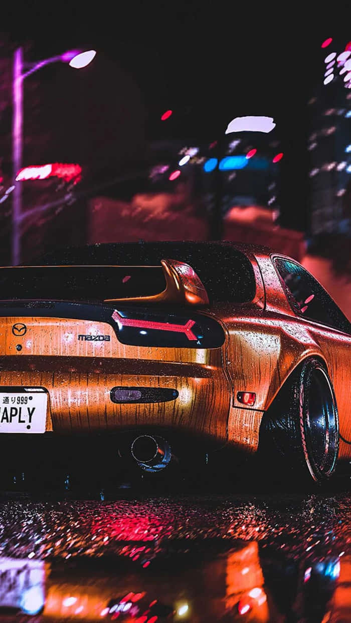 金色跑車停在夜晚濕漉漉的城市街道上，帶有霓虹倒影。