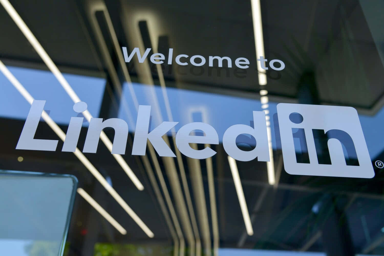 玻璃門上的LinkedIn標誌 壁紙