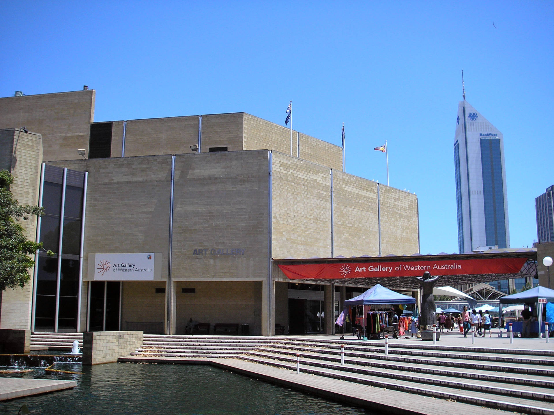 陽光明媚的日子裡，西澳美術館建築帶有市場帳篷和水階梯。