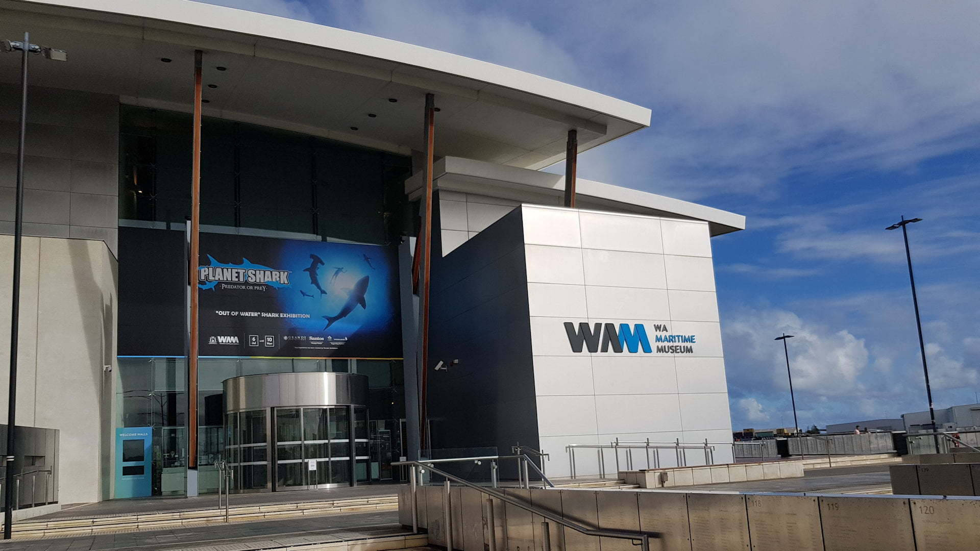 WA Maritime Museum 建築，藍天下有 Planet Shark 展覽橫幅。