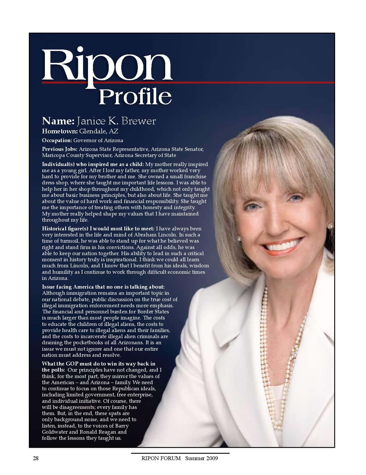 亞利桑那州州長 Janice K Brewer 身穿白色西裝的肖像，附有文字資料。