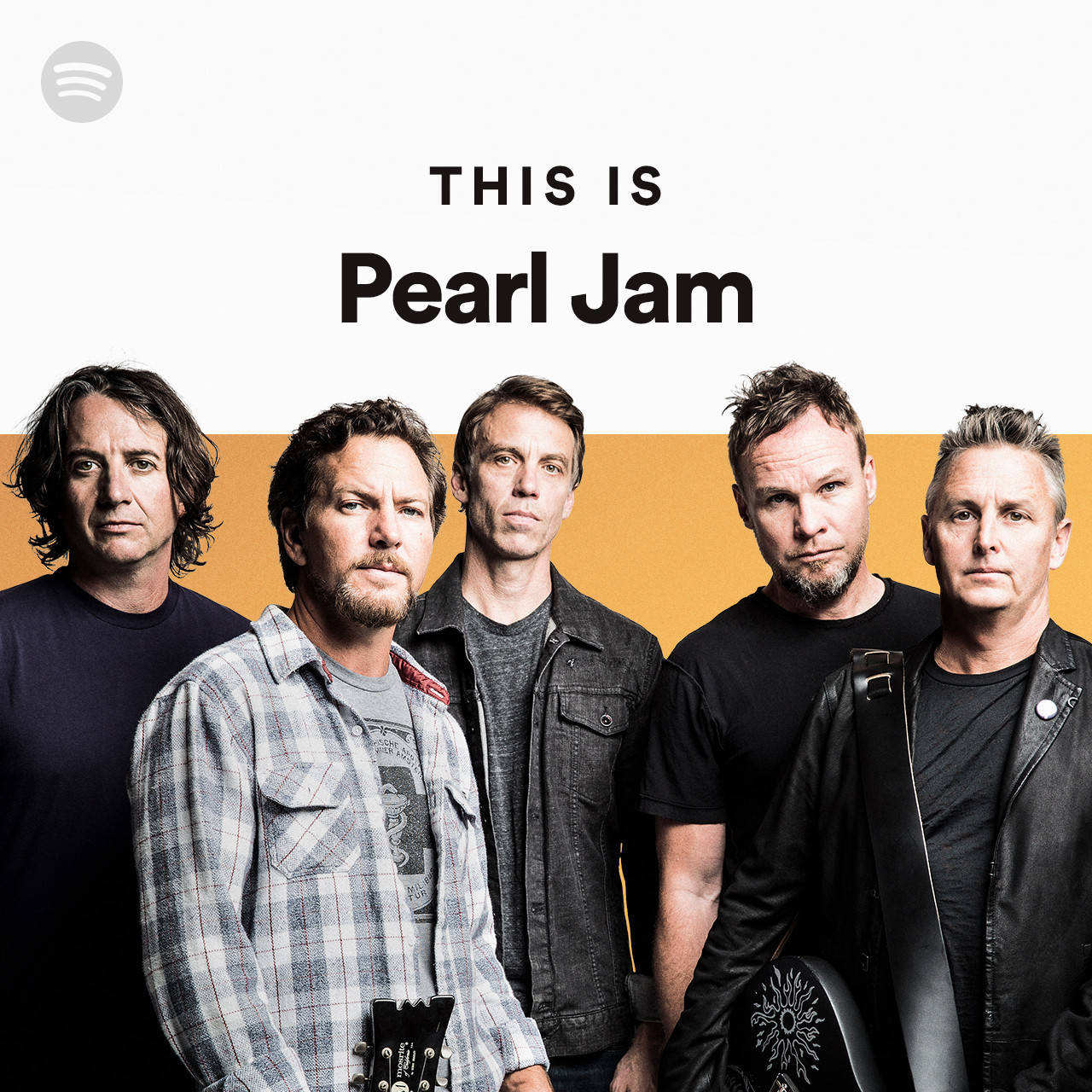 珍珠果醬樂隊熱情演出 壁紙 — Pearl Jam 的五位男士站在白色和橙色背景前，上方有文字 'THIS IS Pearl Jam'。