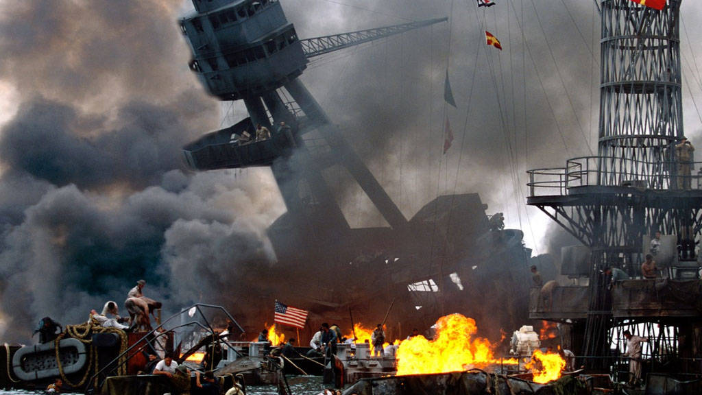 珍珠港戰爭沉沒戰艦 壁紙 — 一艘戰艦在烈焰混亂中沉沒，濃煙滾滾，水手們在燃燒的殘骸和墜落的碎片中掙扎。