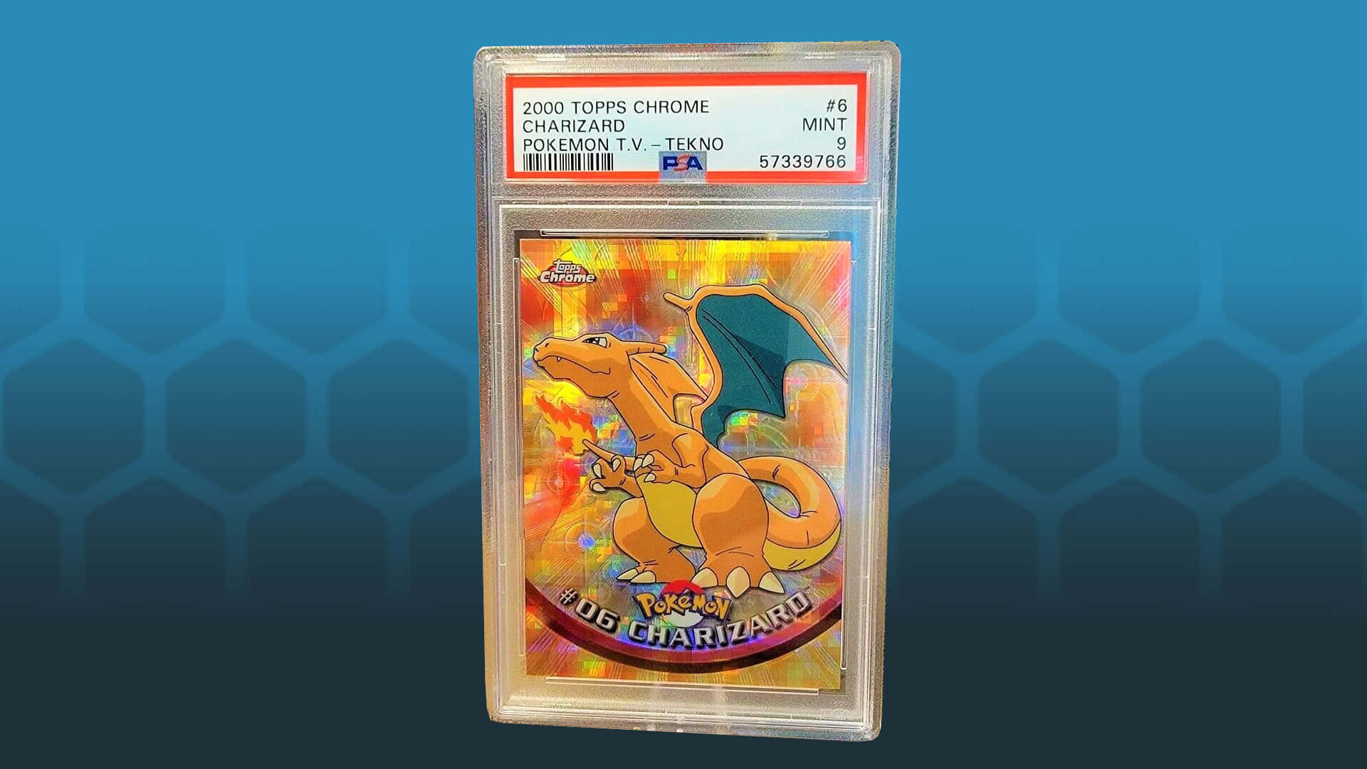 一張經PSA評級的2000 Topps Chrome Charizard Pokémon卡，置於保護盒內，背景為藍色六邊形。 — 噴火龍 壁紙