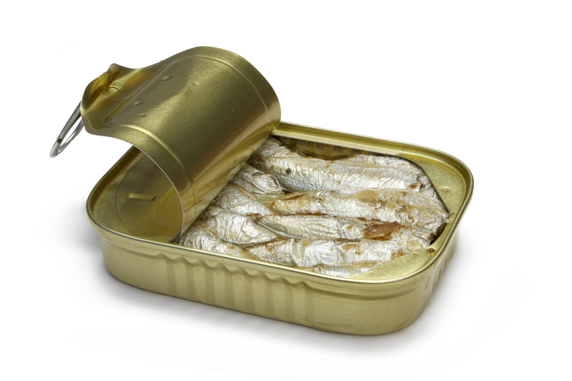 白色背景上打開的沙甸魚罐頭