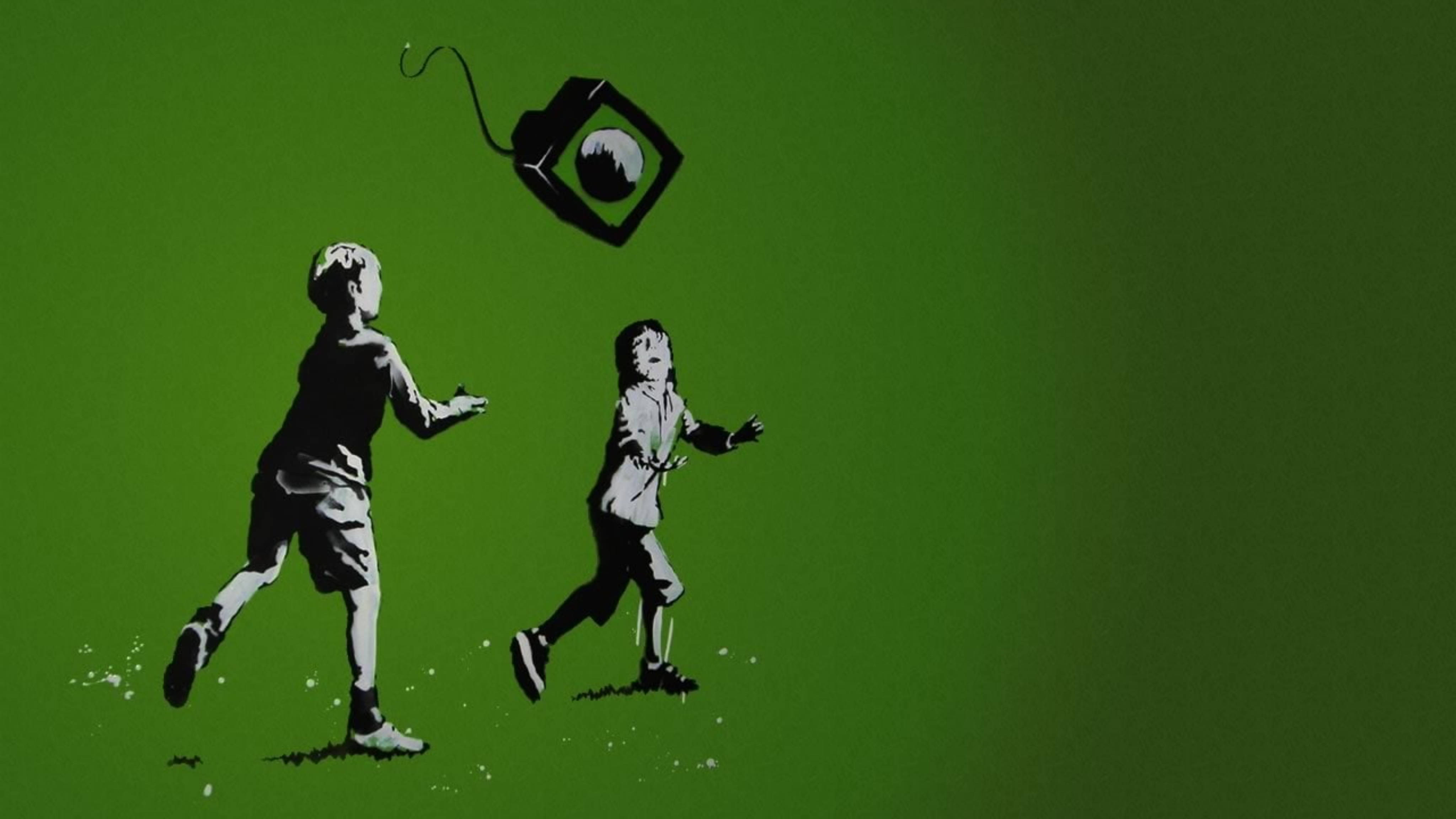 班克西電視塗鴉 壁紙 — 兩個孩子在純綠色背景前追逐漂浮的電視機，風格為鮮明的模板塗鴉。