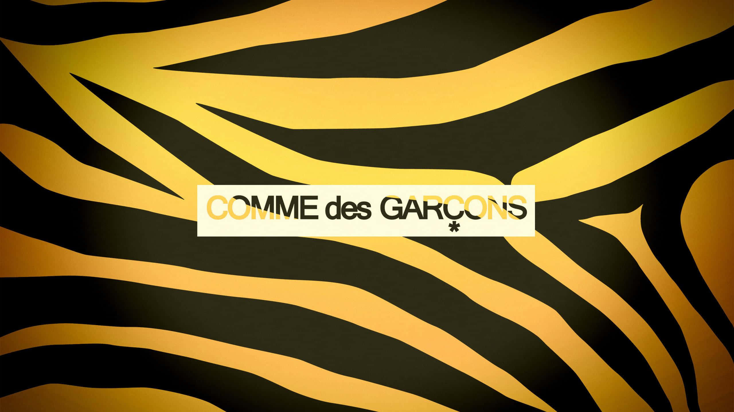 現代 CMF 設計，展現經典 CDG 印花 壁紙 — 大膽的黑金虎紋圖案，中央有Comme des Garçons標誌。