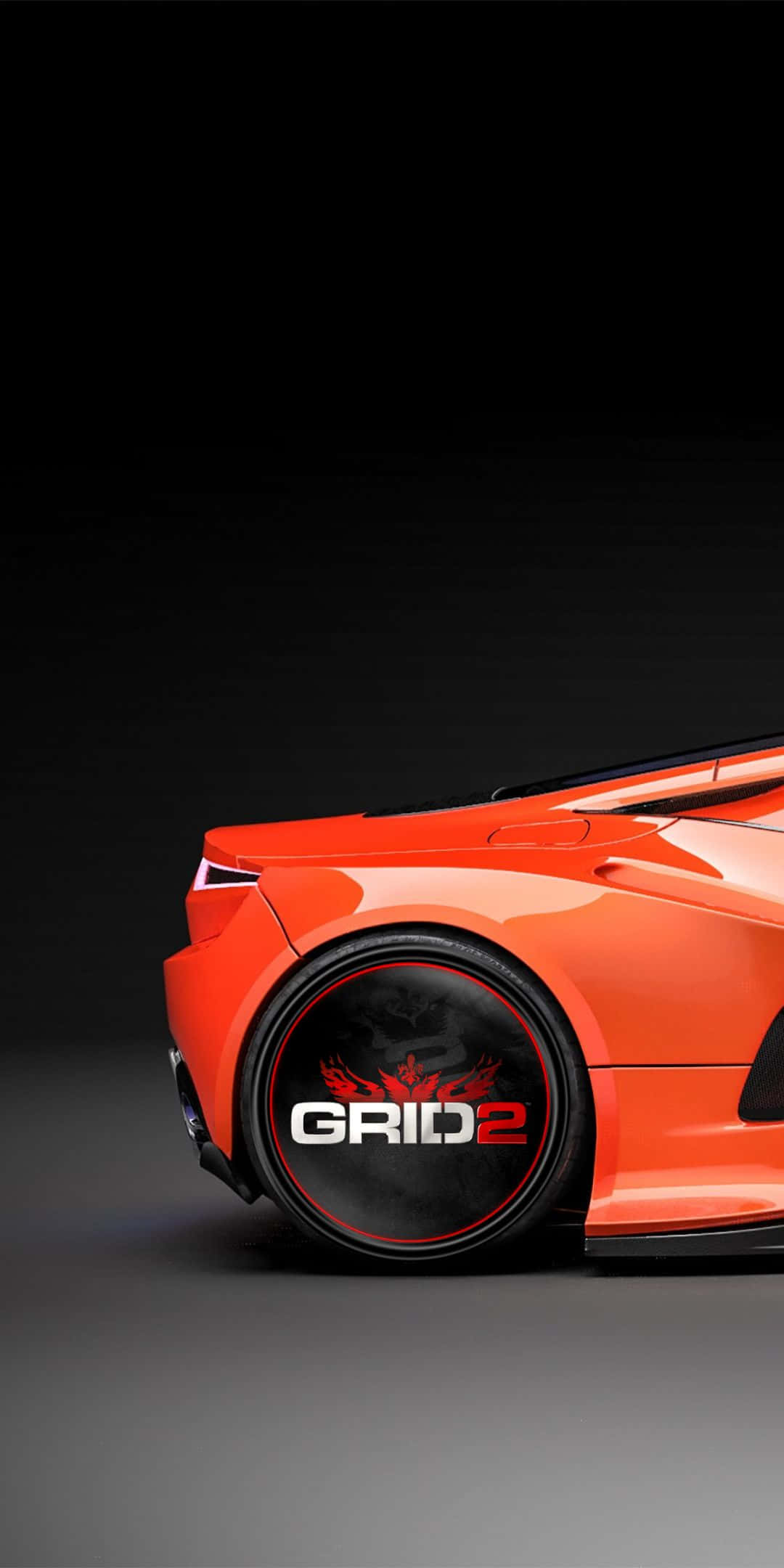 橙色跑車輪圈帶有GRID 2標誌，在攝影棚燈光下。