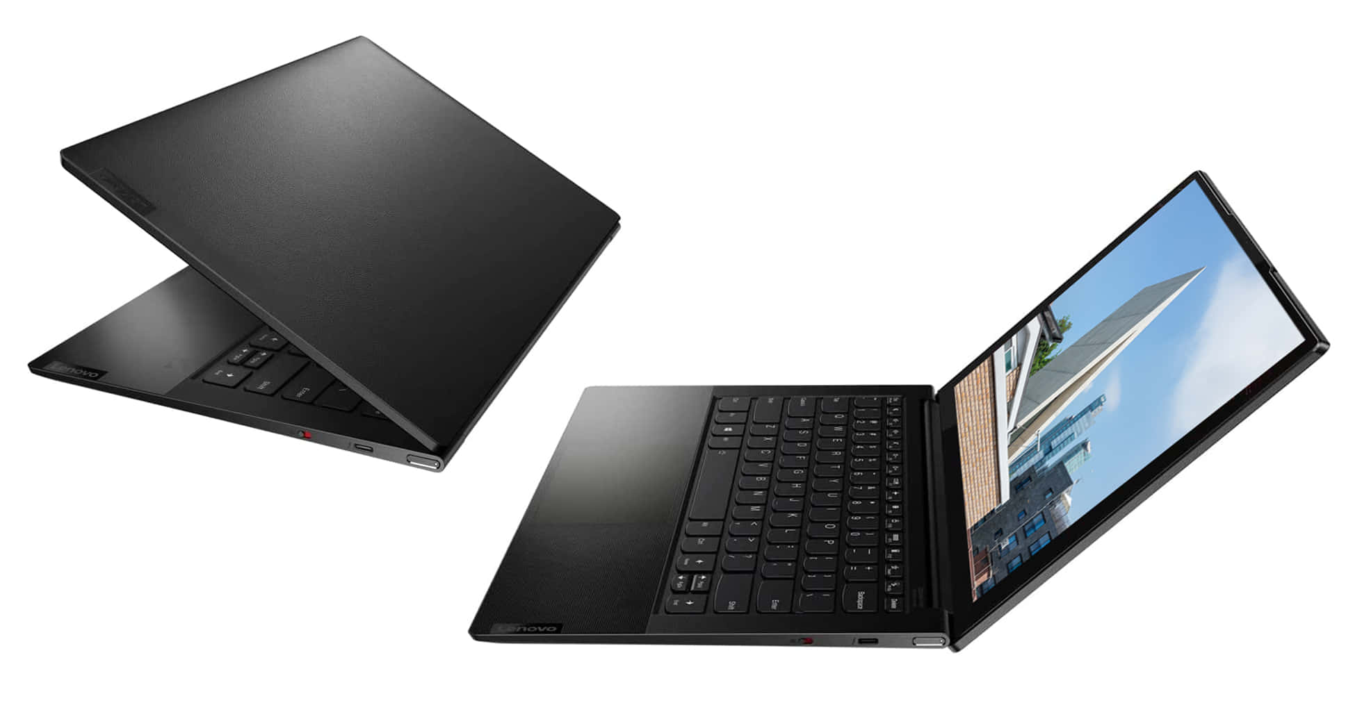 現代世界的高效工作 壁紙 — 兩部黑色 Lenovo 手提電腦在純白背景上展示打開和關閉狀態，其中一個屏幕顯示城市景觀。
