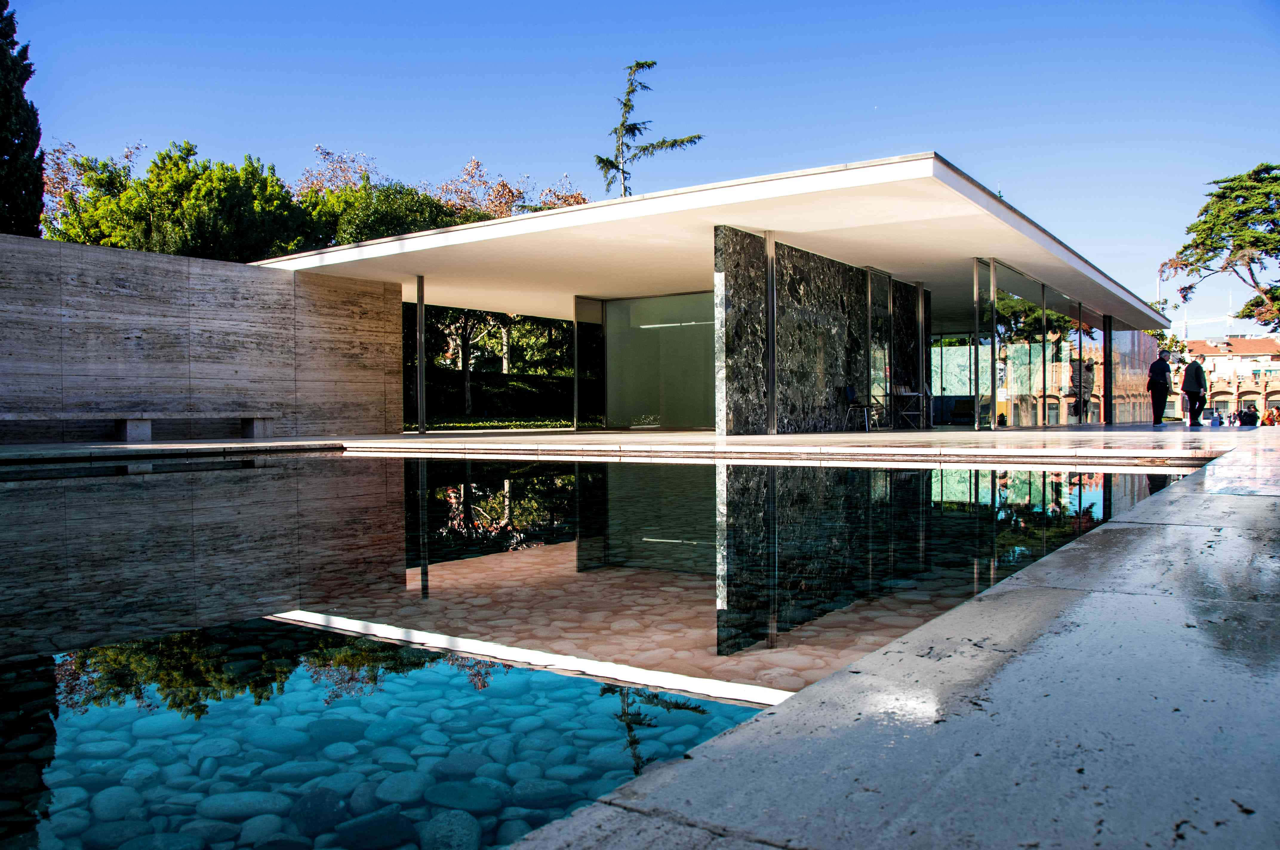Minimalist Architecture 桌布 壁紙 — 現代主義風格的房子，平屋頂和玻璃牆倒映在平靜的泳池中，天空清澈湛藍。