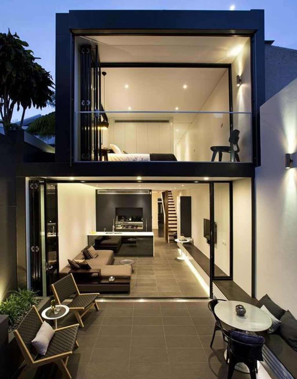 Minimalist Design 桌布 壁紙 — 現代兩層玻璃牆住宅，溫暖燈光映照舒適室內，背景為暮色天空。