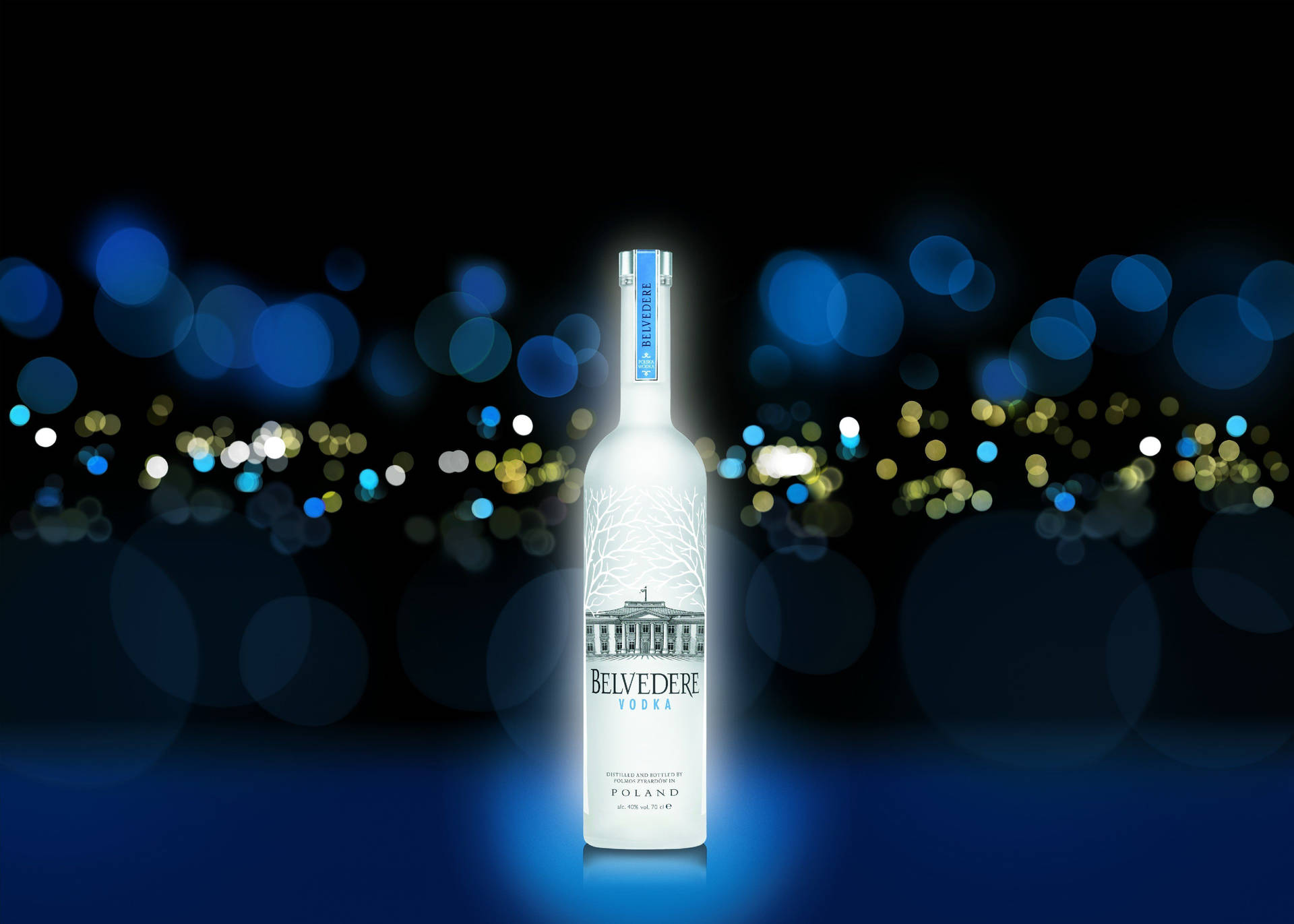 一個 Belvedere 伏特加酒瓶在模糊的夜間城市景觀中亮起，帶有藍色和金色的燈光。