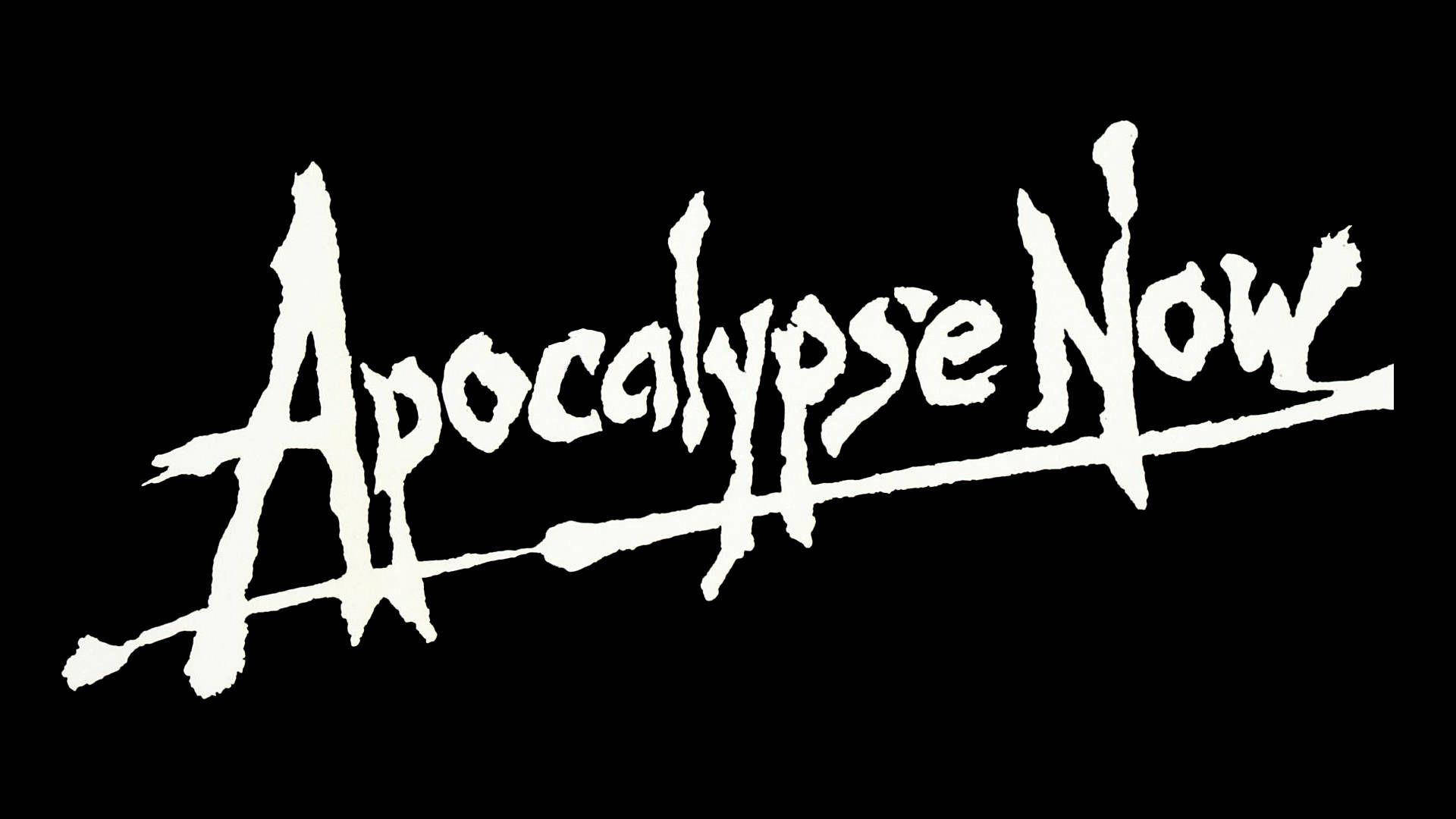 《現代啟示錄》黑色文字標語 壁紙 — 大膽的白色塗鴉風格文字「Apocalypse Now」劃過一個帶有鋸齒邊緣的簡樸黑色背景。