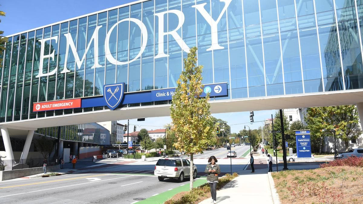 Emory 醫院入口，玻璃外牆和行人過路處
