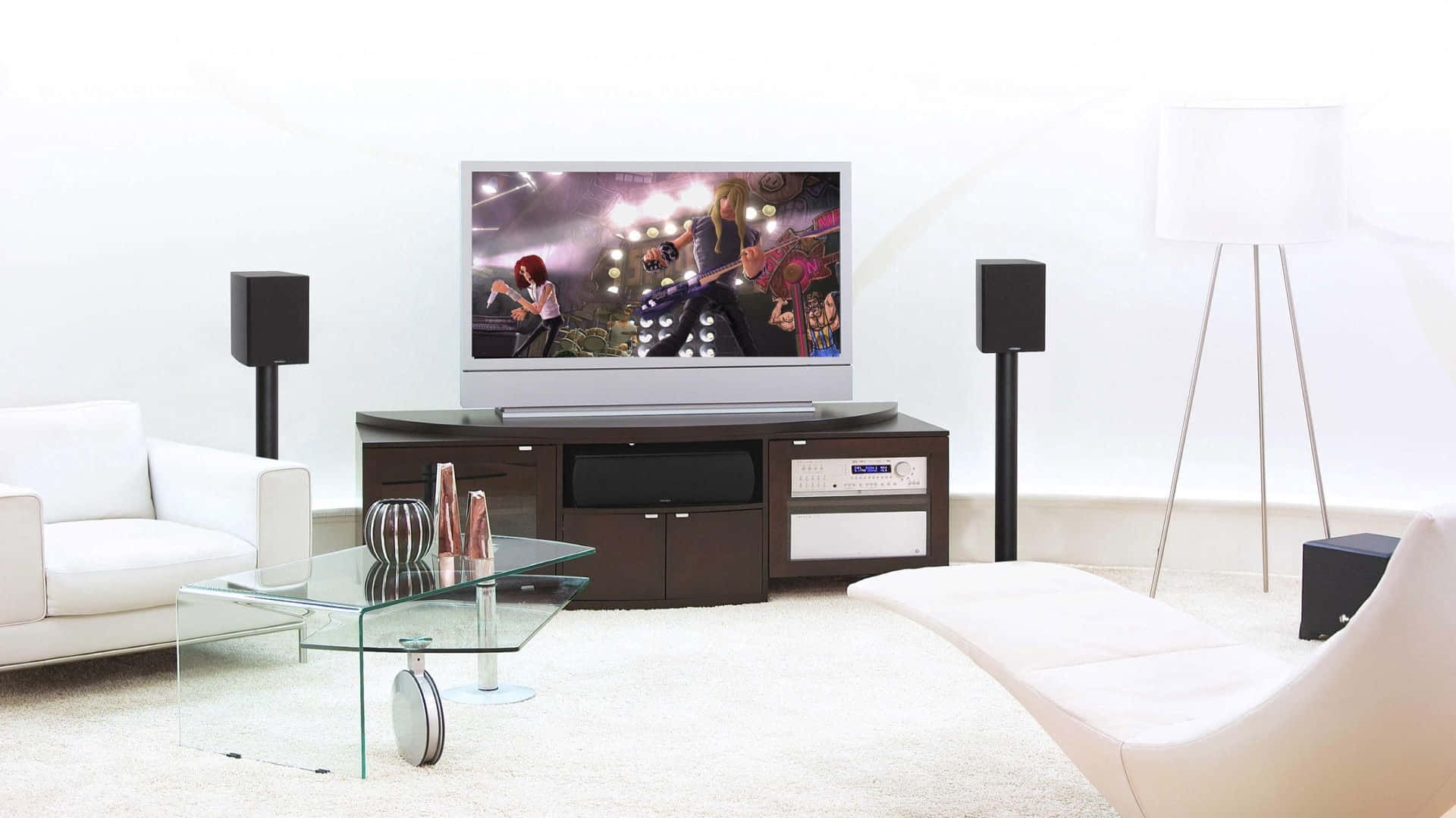 Television Set 桌布 壁紙 — 現代客廳，配有白色家具和顯示活力搖滾音樂會場景的電視。