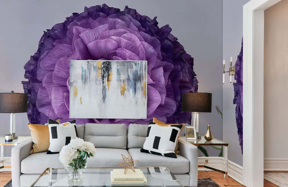 Purple Decor 桌布 壁紙 — 現代客廳在灰色沙發後面設有巨大的紫色花卉壁紙，搭配抽象藝術和幾何抱枕。