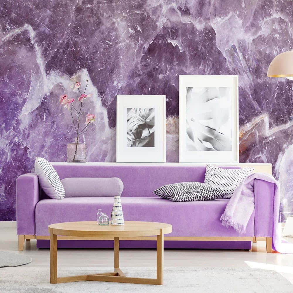Purple Decor 桌布 壁紙 — 現代客廳設有薰衣草色梳化，背景係戲劇性嘅紫色紫水晶晶石牆，配以裱框藝術品同木製咖啡枱。