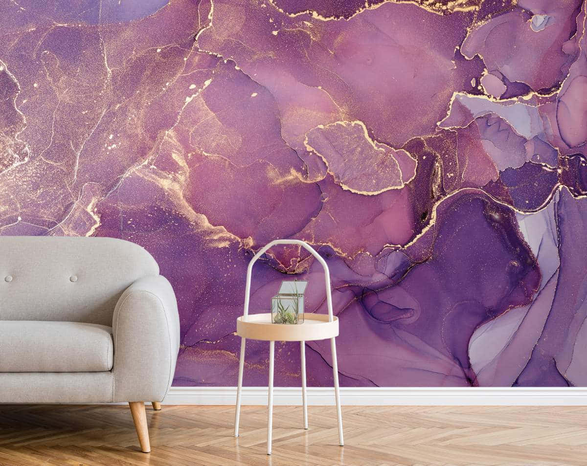 Purple Marble 桌布 壁紙 — 現代客廳設有豪華灰色梳化和白色邊桌，背景是充滿活力的紫色和金色抽象大理石牆紙。