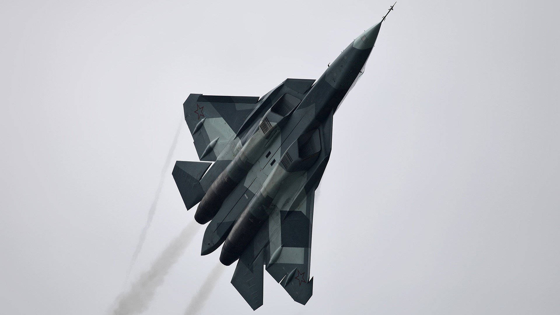現代客機翱翔天際 壁紙 — 一架流線型軍用噴射機在蒼白的陰天向上攀升，留下一道廢氣煙霧痕跡。