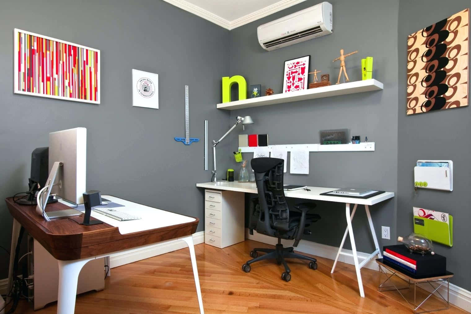 HD Office Background With Minimalist Design 壁紙 — 現代家居辦公室，灰色牆壁、白色書桌、木地板，牆上掛有色彩繽紛的抽象藝術品。
